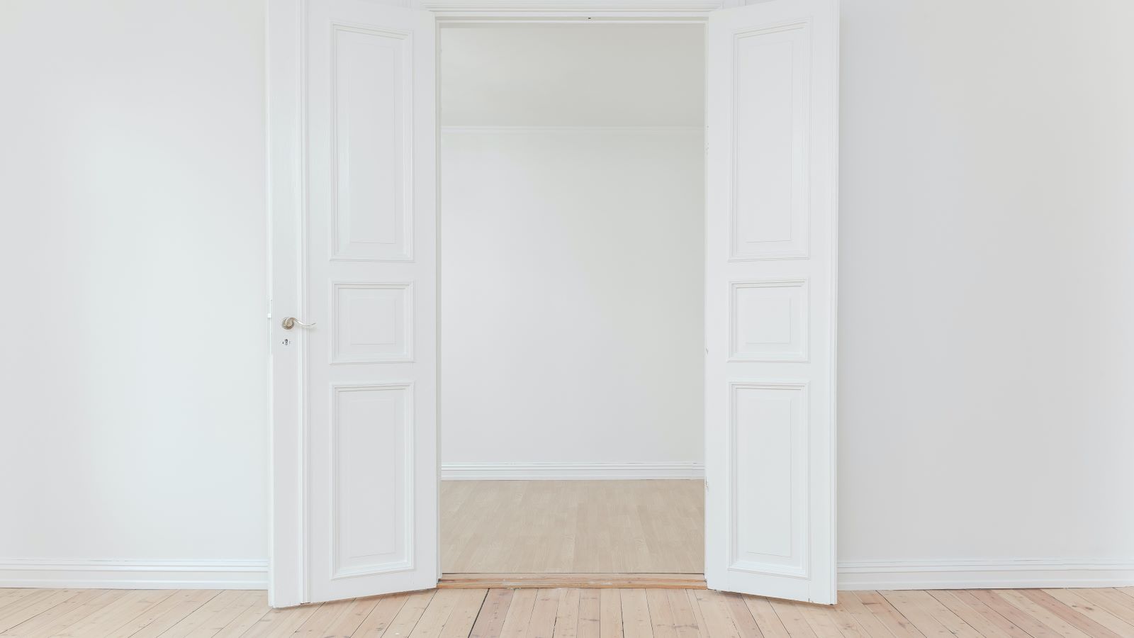 fehér ajtó